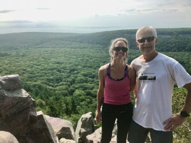 Rick Lindroth, entomologista emérito, e Patricia Fernandez, ecologista e pesquisadora