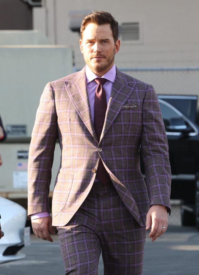 Chris Pratt visto no desfile de Jimmy Kimmel parecendo elegante