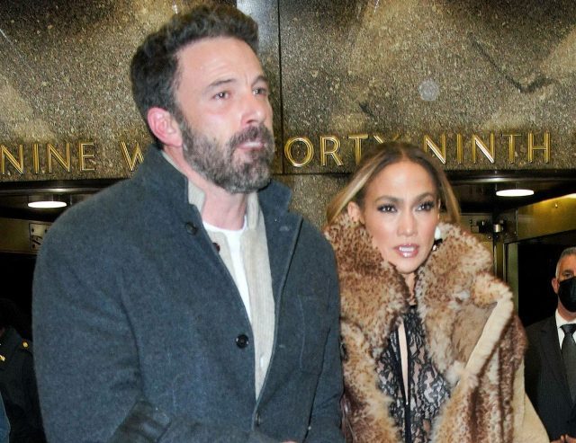 Ben Affleck e Jennifer Lopez deixam os estúdios da NBC em Nova York.