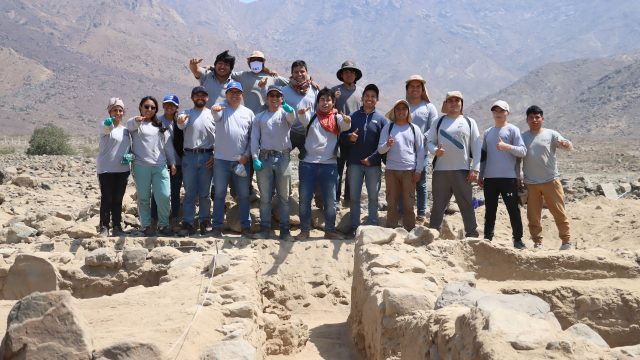 Um grupo de arqueólogos em pé no deserto