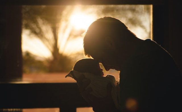 Os homens também têm um relógio biológico. Aqui está o que é mais provável quando os pais têm mais de 50 anos